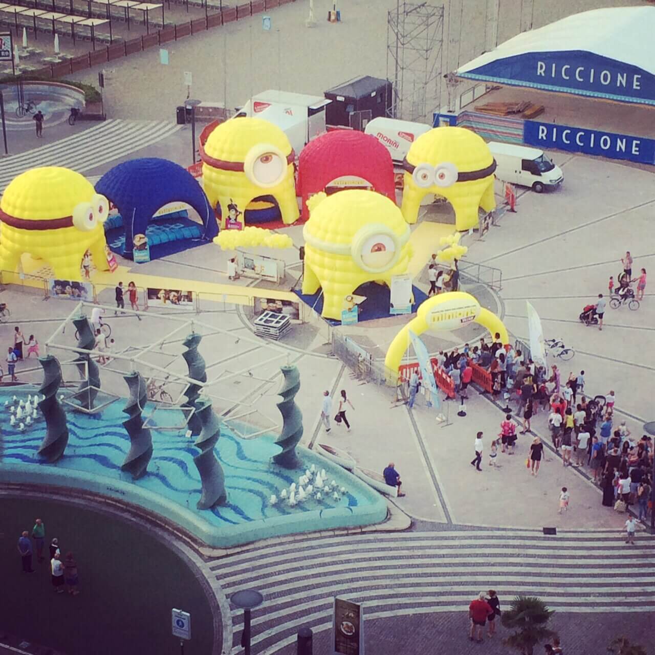 minions village villaggio gonfiabile